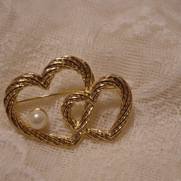 AAI Gold Tone InterLocking Heart Brooch With Faux Pearl Gold Plated - Picture 5 of 6